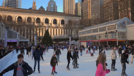 Menschen,-Die-Im-Winter-Auf-Der-Eislaufbahn-Bryant-Park-In-New-York-City,-New-York,-Schlittschuh-Laufen