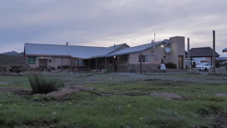 Miembro-Del-Personal-Camina-Hacia-La-Puerta-En-Mountain-Lodge,-Sani-Pass,-Lesotho