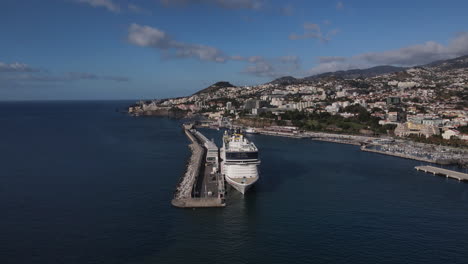 Toma-Aérea-A-Distancia-Y-A-Media-Distancia-De-Un-Crucero-Atracado-En-El-Puerto-De-Funchal-En-La-Isla-De-Madeira-En-Un-Día-Soleado