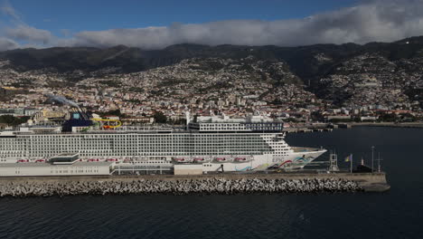 Luftaufnahme-Von-Der-Seite-Eines-Kreuzfahrtschiffes,-Das-An-Einem-Sonnigen-Tag-Im-Hafen-Von-Funchal-Auf-Der-Insel-Madeira-Angedockt-Ist