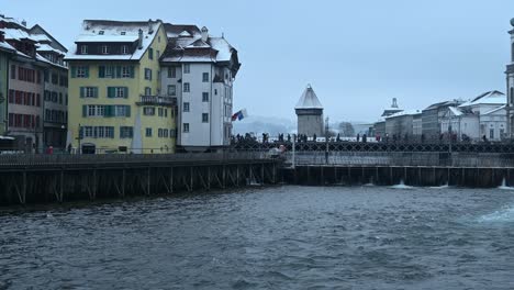 Luzern,-Schweiz--18.-Dezember-2022:-Reuss-Mit-Nadeldamm-Und-Menschen,-Die-Auf-Der-Spreuerbrücke-Spazieren-Gehen