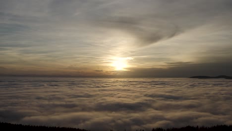 Drohnenflug-über-Den-Wolken-In-Den-Sonnenuntergang
