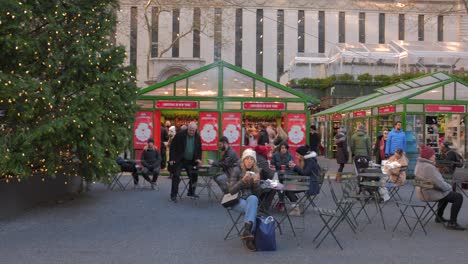 Outdoor-Dining-On-Bryant-Park's-Winter-Village-During-Christmas-Season-In-New-York-City,-USA