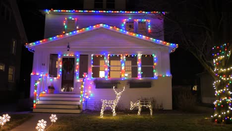 Luces-Led-De-Colores-En-El-Exterior-De-La-Fachada-De-Una-Casa-Pequeña-Durante-Las-Vacaciones-De-Navidad