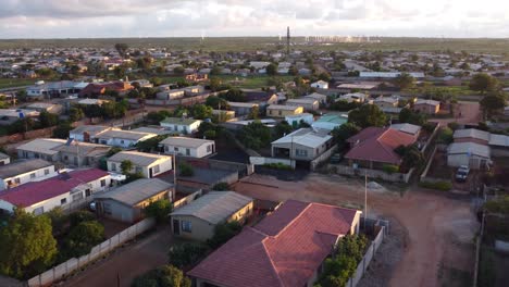 Drohnenvideo-Der-Vorstadtgemeinde-Emganwini-Mit-Hoher-Dichte-In-Bulawayo,-Simbabwe