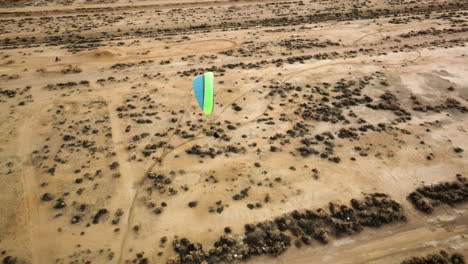 Volando-Sobre-Un-Parapente-Motorizado-Sobre-El-Paisaje-Del-Desierto-De-Mojave-Al-Atardecer
