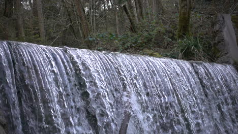Hohe-Zeitlupe:-Wasserfall-In-Einem-Schweizer-Wald,-Kanalisierter-Fluss