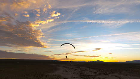 Silhouette-Eines-Angetriebenen-Gleitschirms-Während-Eines-Farbenfrohen-Sonnenuntergangs-In-Der-Mojave-Wüste
