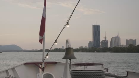 österreichische-Flagge-Weht-Im-Wind-Auf-Einem-Donaukreuzfahrtschiff-In-Wien-Mit-Dem-Dc-turm-Im-Hintergrund