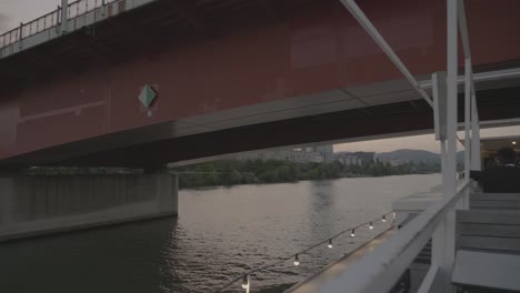 Donauschiff-Fährt-Unter-Brücke-Hindurch-In-Richtung-Jahrtausendturm