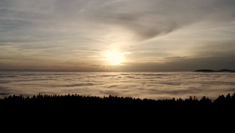Vuelo-De-Drones-Sobre-Bosques-Austríacos-En-Una-Hermosa-Puesta-De-Sol-Nublada
