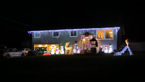 Blick-Auf-Das-Dekorierte-Beleuchtete-Weihnachts--Und-Neujahrswohnhaus-Und-Dach-Bei-Nacht