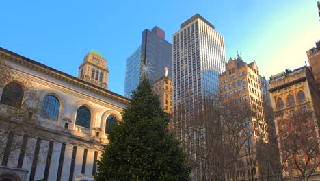 überfüllte-Menschen-In-Der-Nähe-Des-Weihnachtsbaums-Im-Bryant-Park-In-New-York-City,-Usa