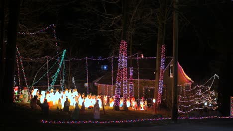 Schöne-Und-Helle-Weihnachtsbeleuchtung-Dekor-Mit-Krippe-In-Einem-Friedlichen-Dorf-In-Amerika