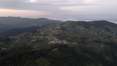 Tiro-De-Drone-En-órbita-Del-Pueblo-Del-Campamento-En-Las-Montañas-De-Tailandia