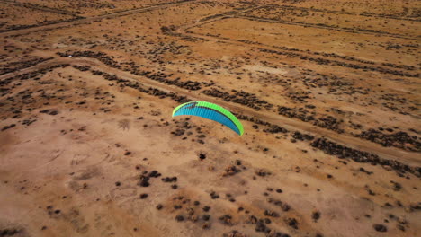 Volando-Por-Encima-De-Otro-Parapente-Motorizado-Sobre-El-Paisaje-Del-Desierto-De-Mojave