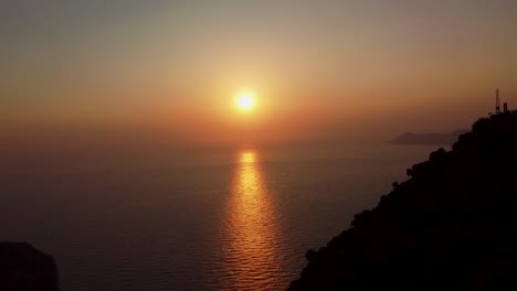 Sonnenuntergang-Auf-Einer-Klippe-An-Der-Türkisfarbenen-Küste-Der-Türkei