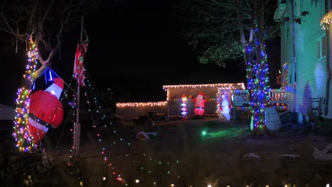 árbol-De-Navidad-Decorado-Y-Con-Luces-En-La-Ciudad-De-Noche-De-Invierno-Al-Aire-Libre