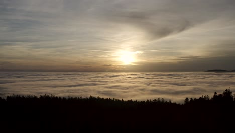 Vuelo-De-Drones-Sobre-Los-Bosques-De-La-Alta-Austria-En-Una-Hermosa-Puesta-De-Sol-Nublada