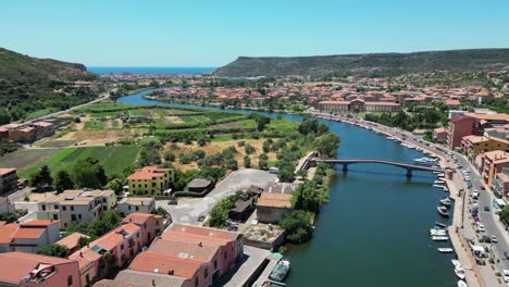 Fluss-Temo-Fließt-Durch-Bosa-Zum-Meer-Bei-Sardinien,-Italien---4k-Luftbild