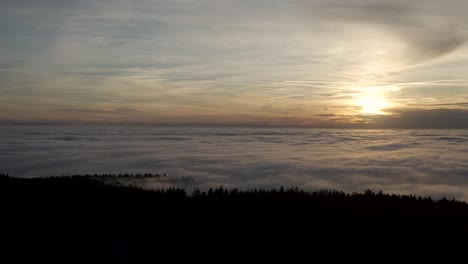 Vuelo-De-Drones-Sobre-Boehmerwald-Hacia-La-Puesta-De-Sol-Nublada