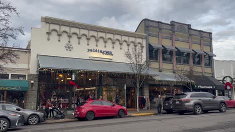 Storefront-Of-Paddington-Station-Gift-Shop-On-A-Cloudy-Day-In-Ashland,-Oregon