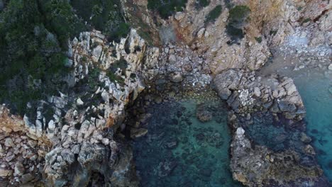 Atemberaubende-Luftaufnahme-Einer-Paradiesischen-Abgelegenen-Bucht-Mit-Türkisfarbenem-Wasser,-Sardinien