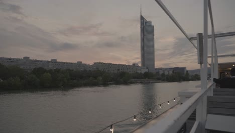 Donauschiff-Fährt-Im-Sonnenuntergang-Auf-Den-Millenium-Tower-Zu