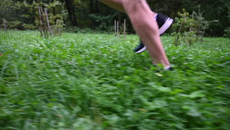 slow-motion:-stride-of-an-athlete-running-in-the-grass