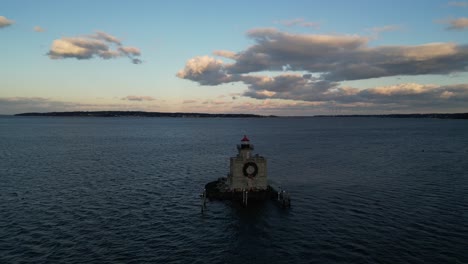 Eine-Luftaufnahme-Des-Leuchtturms-Huntington-Harbour-Auf-Long-Island,-New-York-Bei-Sonnenuntergang,-Mit-Einem-Weihnachtskranz