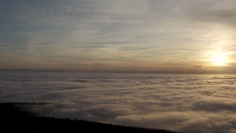 Vuelo-De-Drones-Sobre-El-Boehmerwald-Durante-Una-Impresionante-Puesta-De-Sol-Nublada