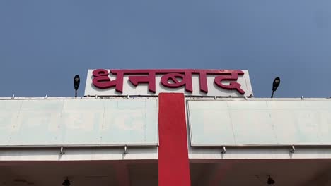 Ein-Blick-Auf-Die-Namenstafel-Des-Bahnhofs-Von-Dhanbad,-Jharkhand,-Indien