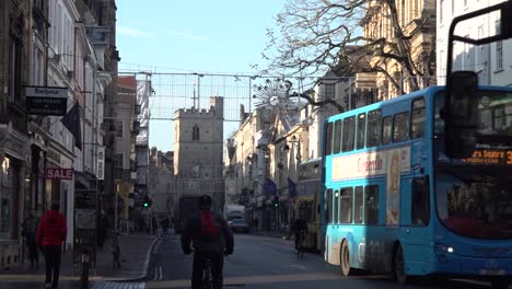 Buses-travel-along-the-High-in-Oxford-City,-Oxfordshire,-UK