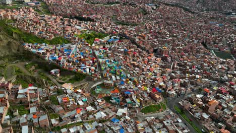 Establecimiento-De-Una-Vista-Aérea-De-Drones-De-La-Paz,-Bolivia,-Parte-De-La-Amazonía,-Con-Las-Altas-Montañas-Del-Altiplano