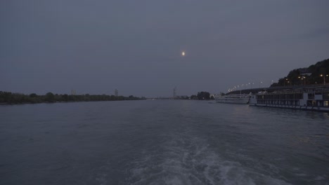 Crucero-Danubio-Saliendo-De-Viena-Por-La-Noche