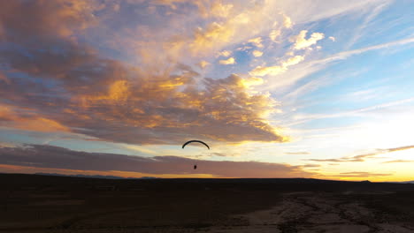 Atemberaubender-Sonnenuntergang-Mit-Der-Silhouette-Eines-Angetriebenen-Gleitschirms-In-Der-Mojave-wüste