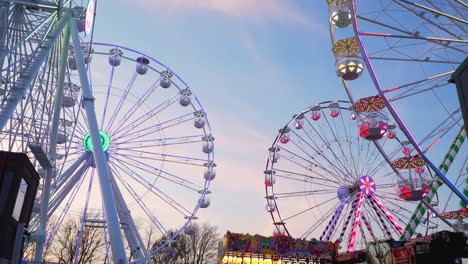 Four-Ferris-Wheel-Attraction-Spinning-Outside-in-Dawn,-Wide-Shot,-Fairground-Ride