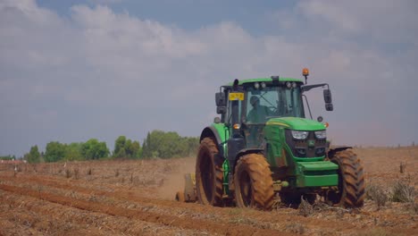 Grüner-Traktor,-Der-Ein-Feld-Pflügt2