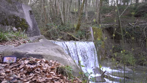 Wasserfall-In-Einem-Schweizer-Wald-Im-Frühling,-Blätter-Beginnen-Zu-Wachsen