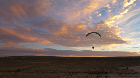 Silhouette-of-a-powered-paraglider-in-the-Mojave-Desert-during-an-epic-sunset