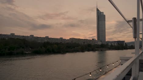 Schifffahrt-In-Den-Sonnenuntergang-Auf-Der-Donau-In-Wien