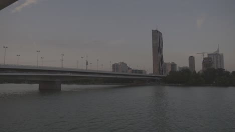 El-Barco-Del-Danubio-Se-Dirige-Hacia-La-Torre-DC.