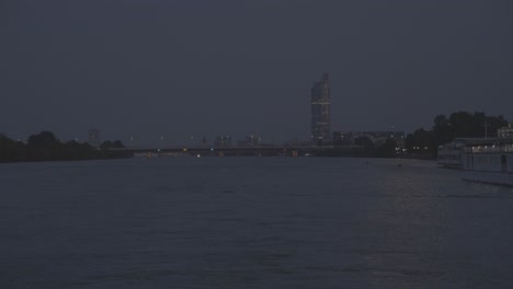 Torre-Del-Milenio-Por-La-Noche---Vista-Desde-La-Parte-Trasera-De-Un-Crucero-Por-El-Danubio