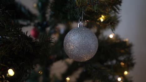 árbol-De-Navidad-Adorno-Blanco-En-El-árbol