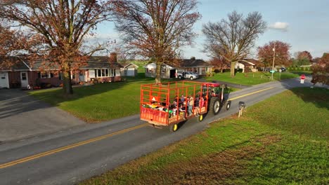 Traktor--Und-Planwagenfahrt-Mit-Kleinen-Kindern