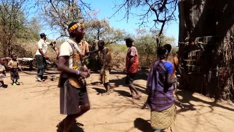 Breite-Aufnahme-Des-Hadzabe-Stammes,-Der-Einen-Traditionellen-Tanz-Mit-Tierhautkleidung-Tanzt