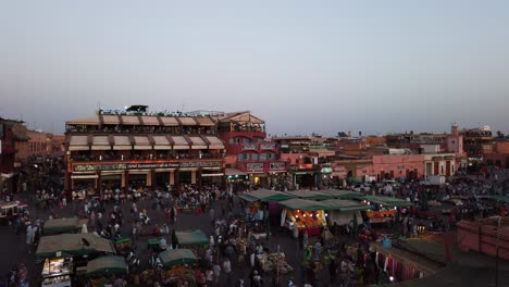 Marokko,-Marrakesch,-Drehendes-Zeitraffervideo-Bei-Sonnenuntergang-Mit-Dem-Geschäftigen-Markt-Im-Hintergrund