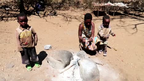 Unterernährter-Afrikanischer-Stamm-Kocht-In-Tansania-Vögel-Zum-Essen