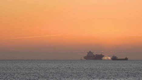 Orangefarbener-Sonnenuntergang-Mit-Segelboot-Auf-Dem-Ozean