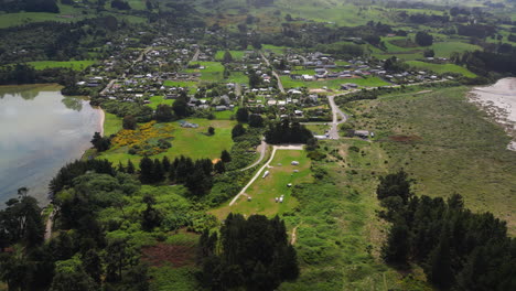 Pequeño-Pueblo-Icónico-En-La-Costa-De-Nueva-Zelanda,-Vista-Aérea-De-Drones